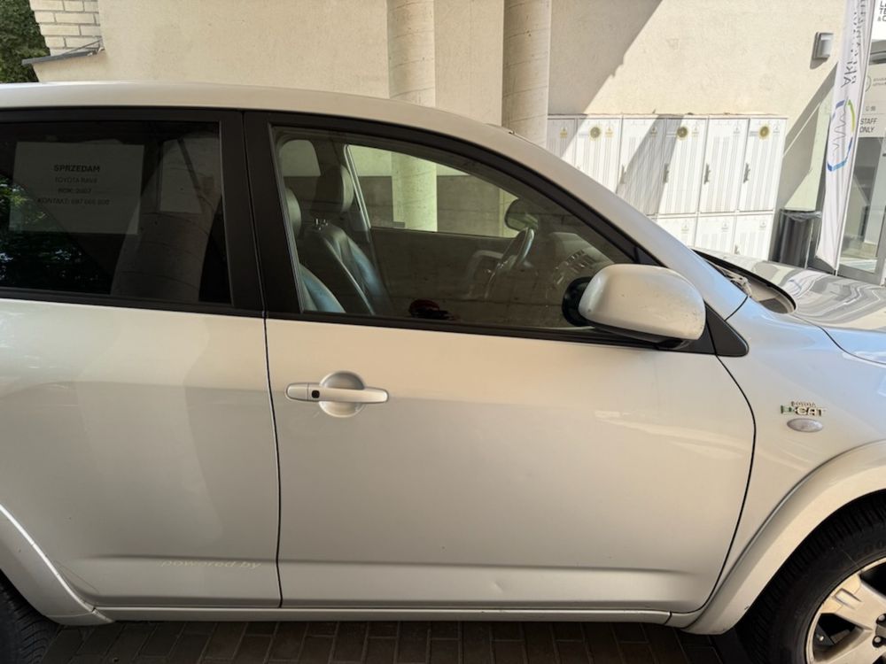 TOYOTA RAV 4 srebrna wersja executive