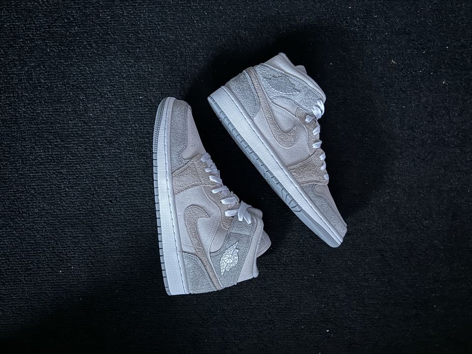 Air Jordan 1 Mid Particle Grey