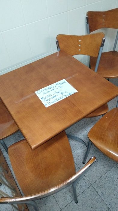 Mesas e cadeiras