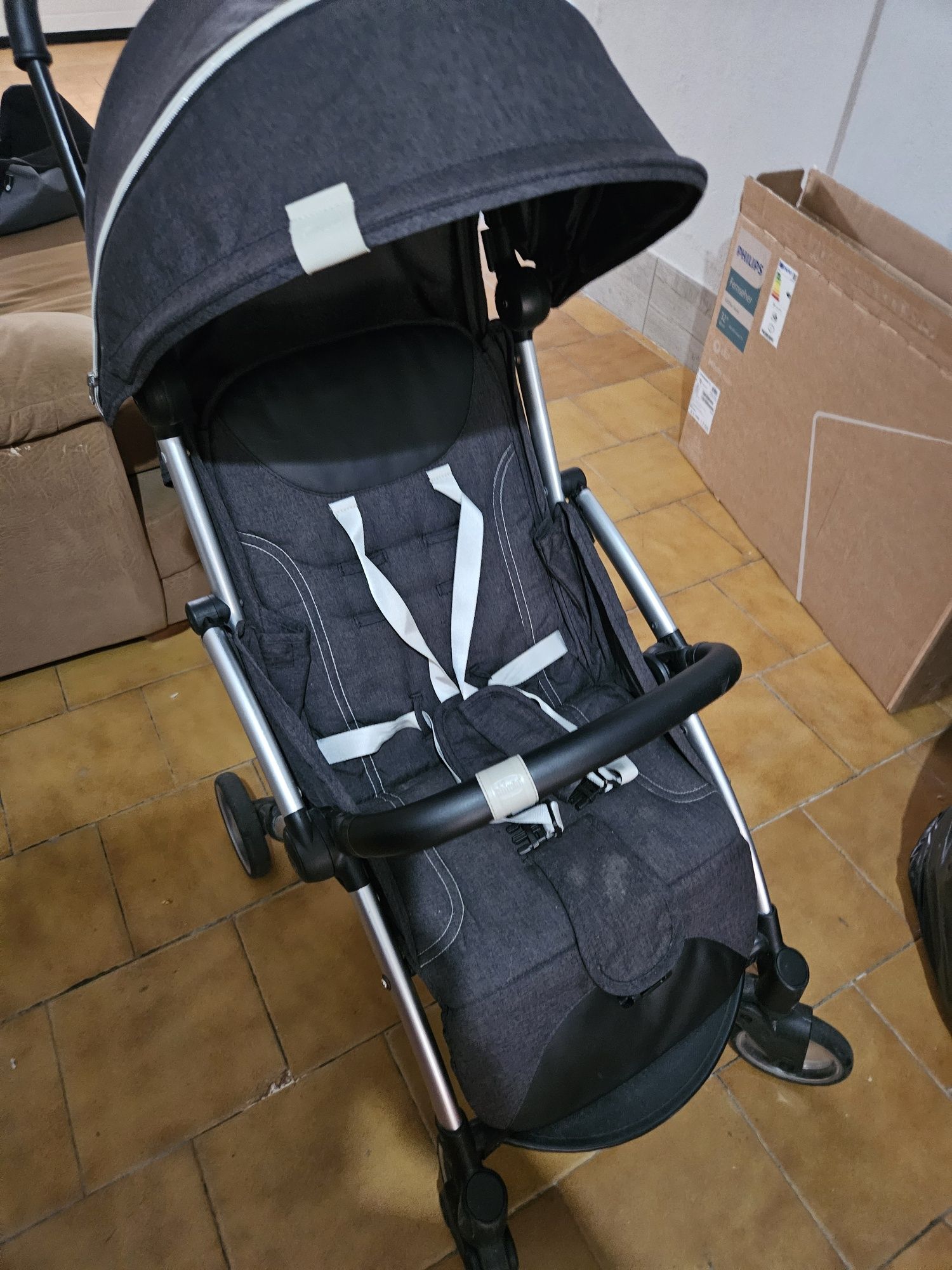 Carrinho de bebe goody chico  em bom estado precisa de uma limpeza ape