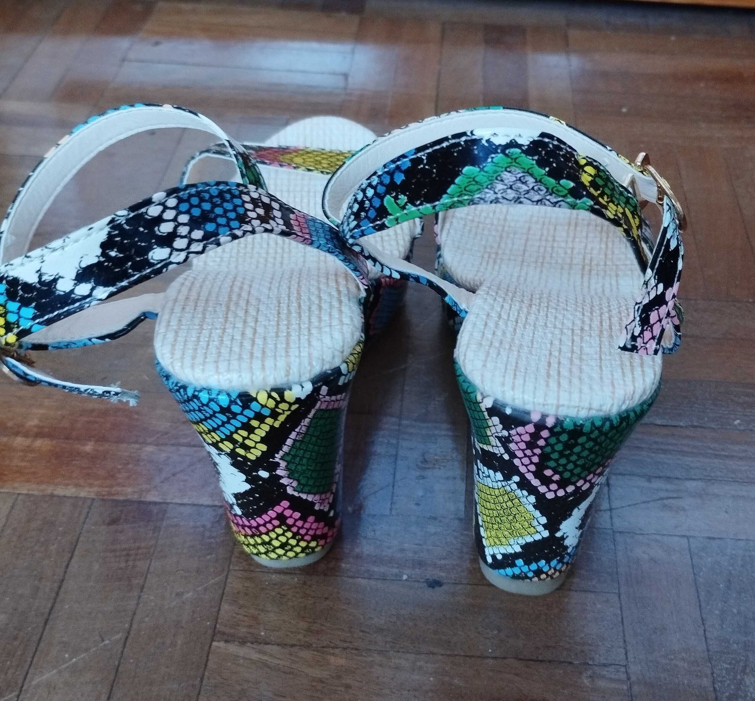 sandálias de cunha padrão estilo cobra multicolor