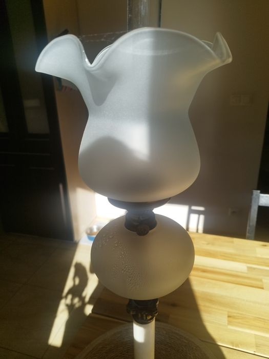 Nowa lampa naftowa z Krosna na marmurowej postawie.