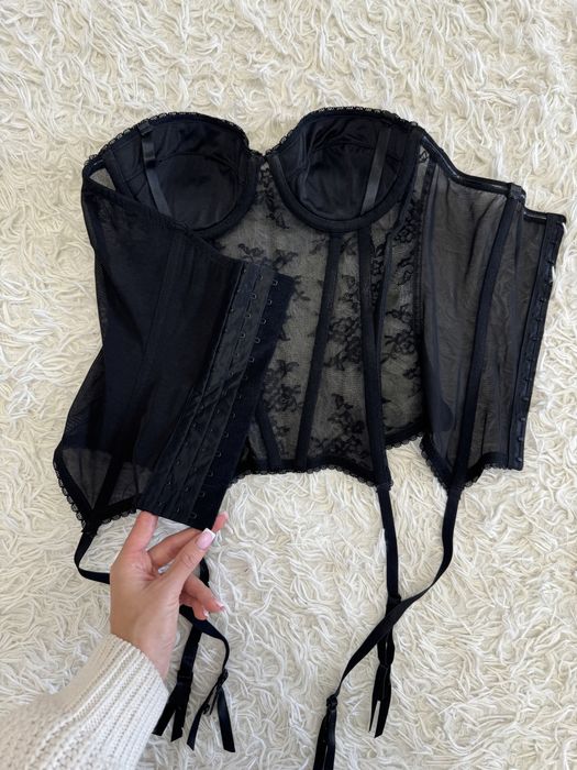 Набір мереживних корсетів та пояс з гартерами