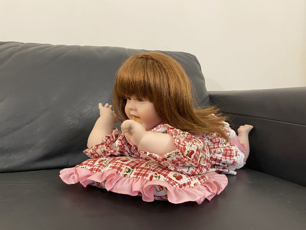 Boneca de porcelana antiga