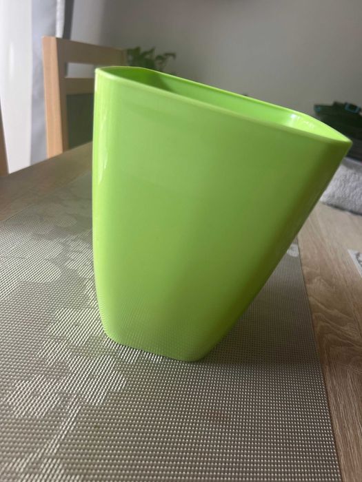 Plastikowa zielona osłonka na storczyka lub inne kwiaty