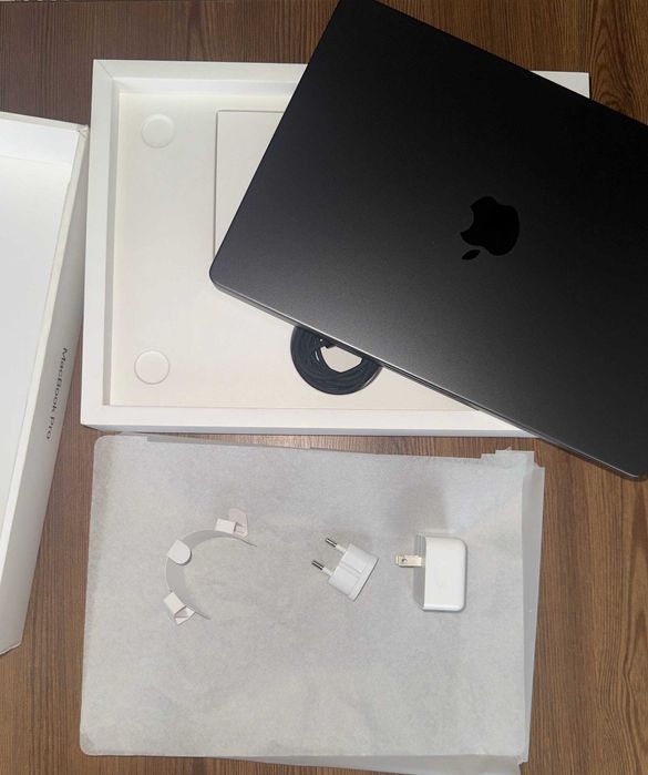 MacBook Pro 14" M3 Pro 2023 18 RAM/ 512Gb SSD  161 цикл 98%