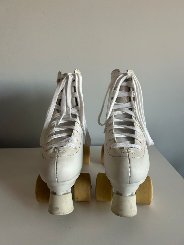 Patins brancos com detalhe rosa
