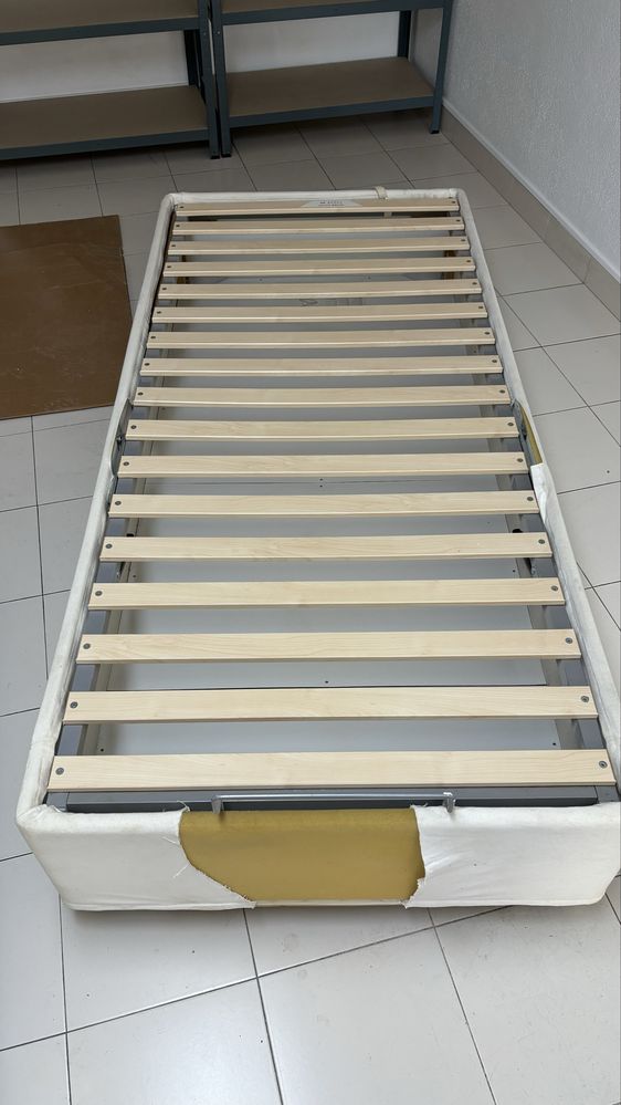 2 Sommier individuais Ikea com arrumação em estado impecável.