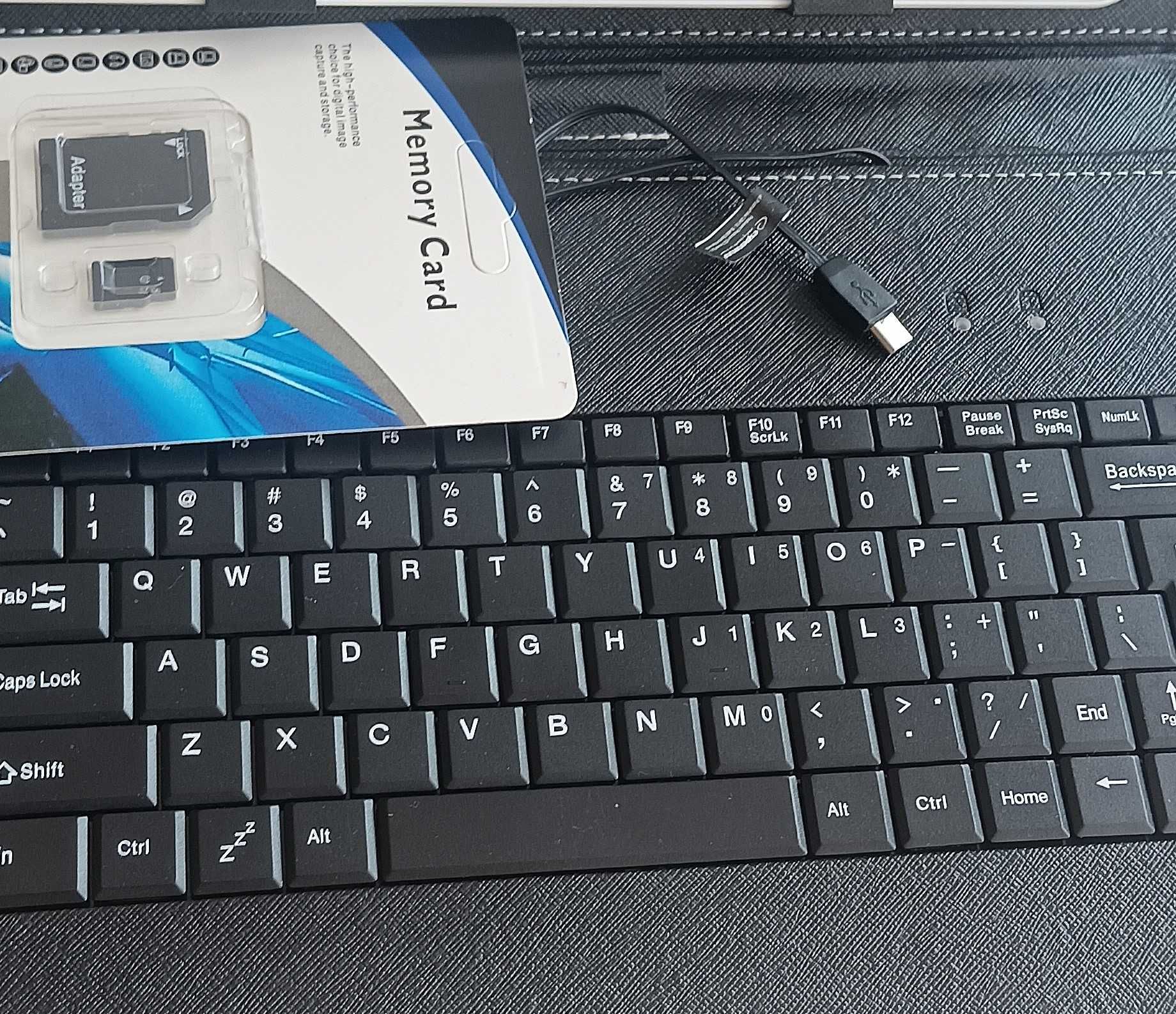 Tablet z klawiaturą w etui i z power bank