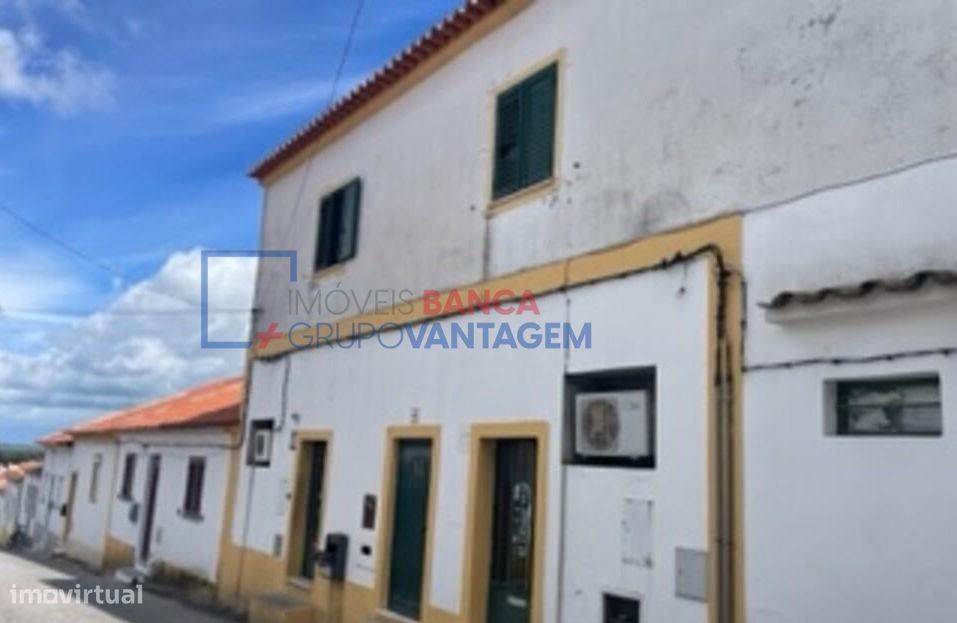 Apartamento no 1º andar localizado no centro de Viana do Alentejo
