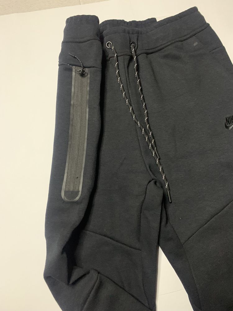 Спортивні штани Nike Tech Fleece