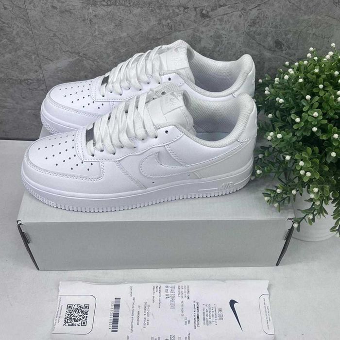 Białe buty Nike Air Force 1'07 w rozmiarze 44