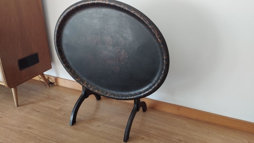 Mesa antiga e adorno