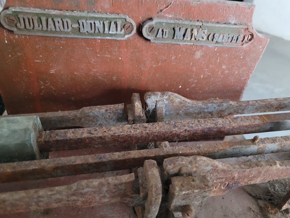 Balança antiga em madeira e ferro