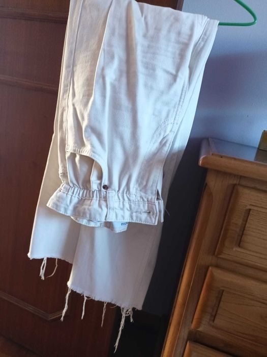 Calças brancas de mulher