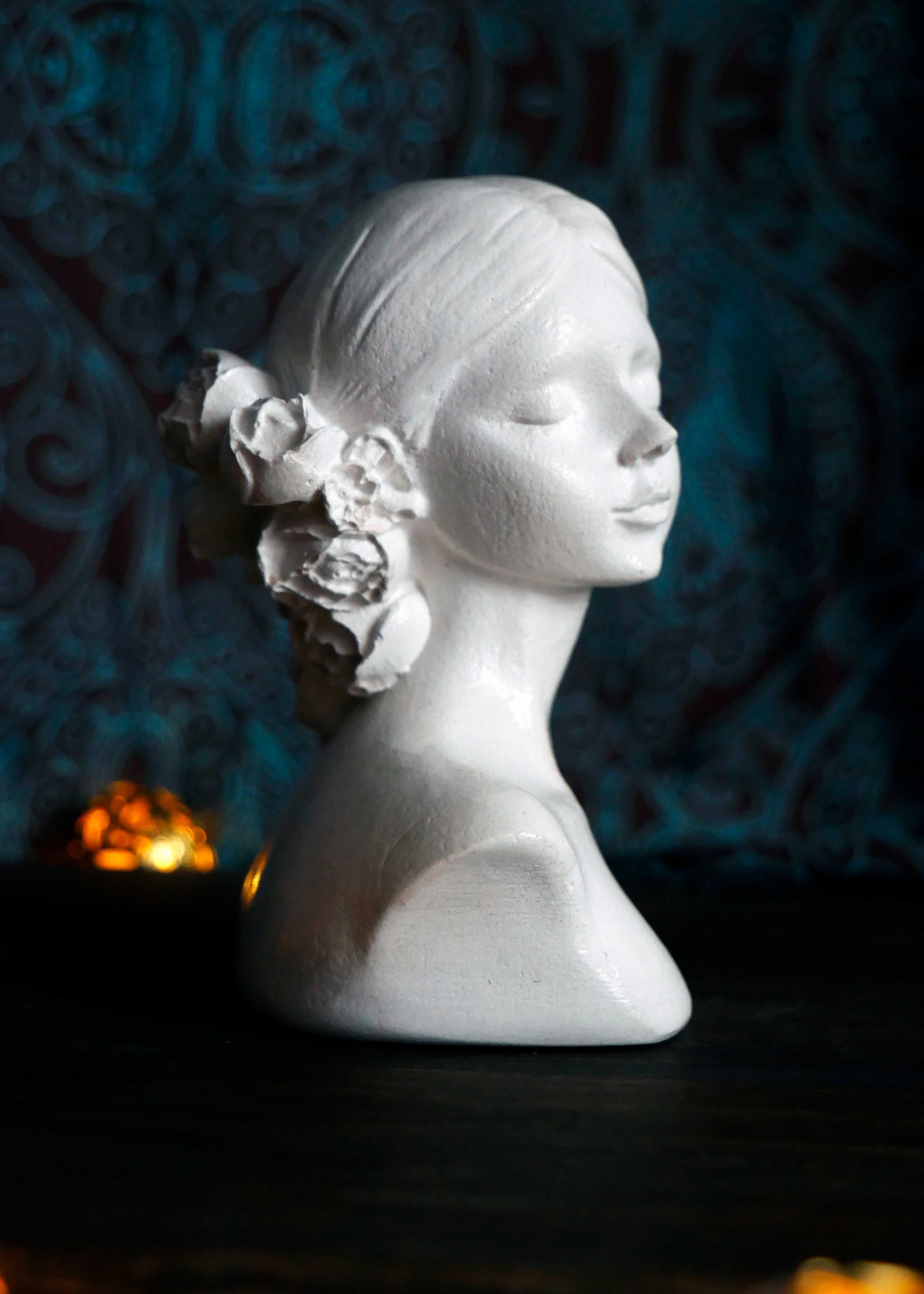 Kobieta biała, rzeźba z gipsu, kwiaty we włosach, wys. 9,5 cm