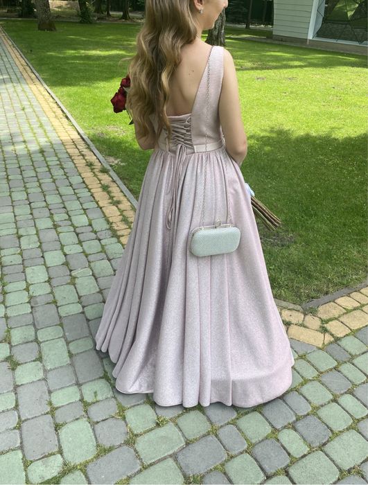 Продається випускна сукня в гарному стані. Розмір XS-S.