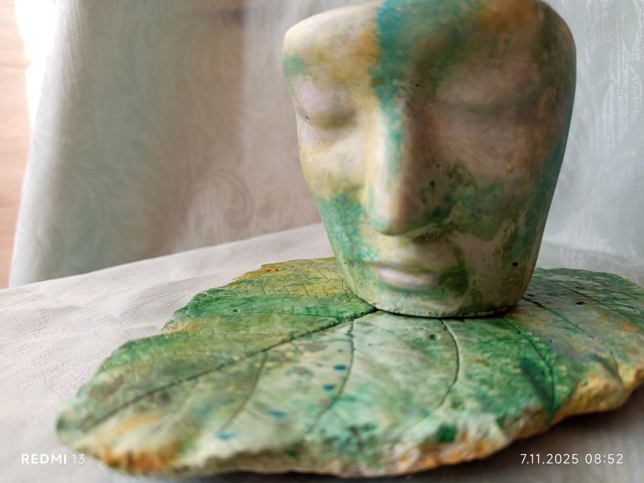 Doniczka ozdobna twarz buzia i liść rękodzieło beton