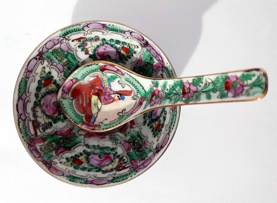 Taça antiga de porcelana com colher de Macau