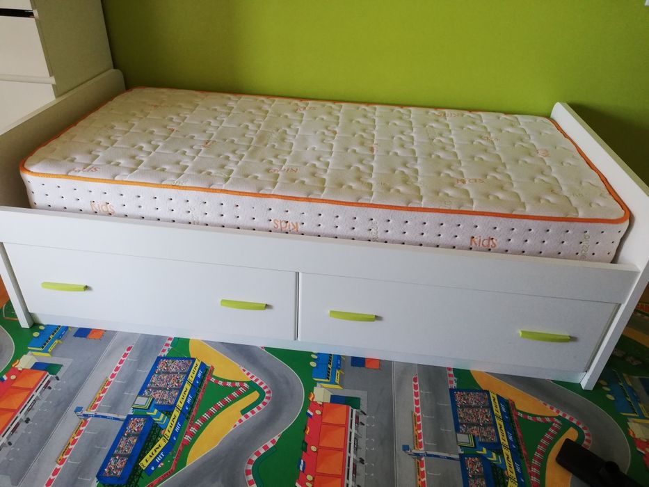 Cama branca como nova