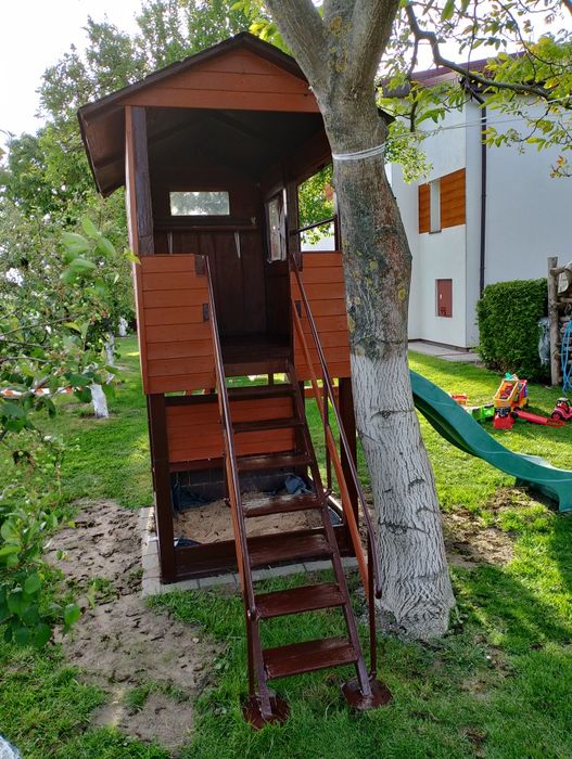 Plac zabaw domek zjeżdżalnia piaskownica