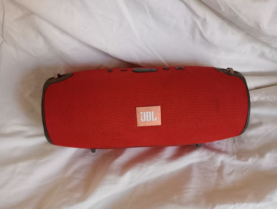 Блютуз колонка JBL состояние хорошее все работает.