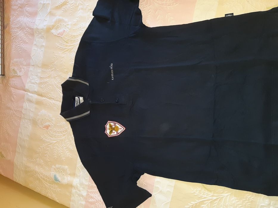 Polos do salgueiros com símbolo bordado