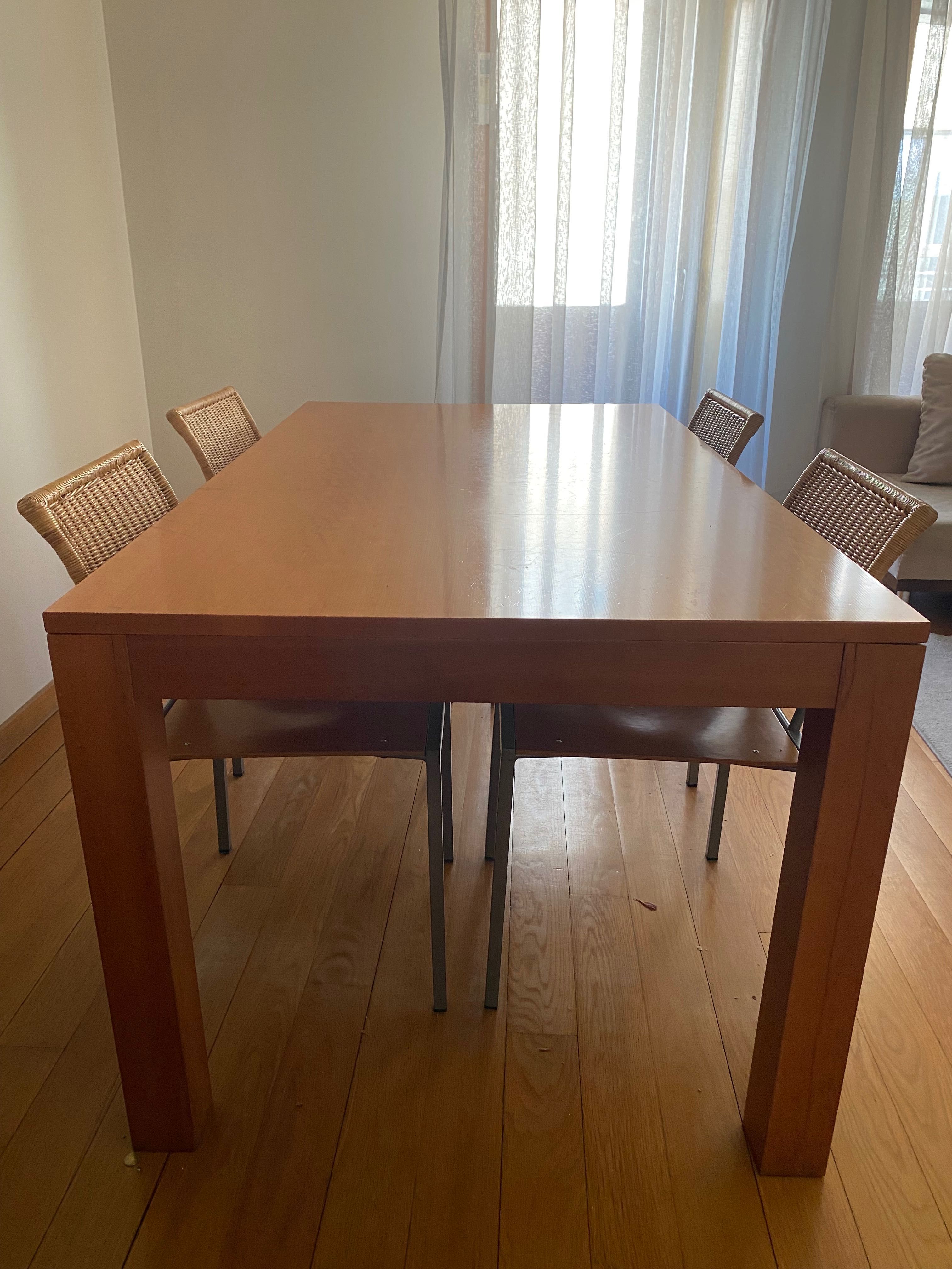 Conjunto Mesa e 4 cadeiras