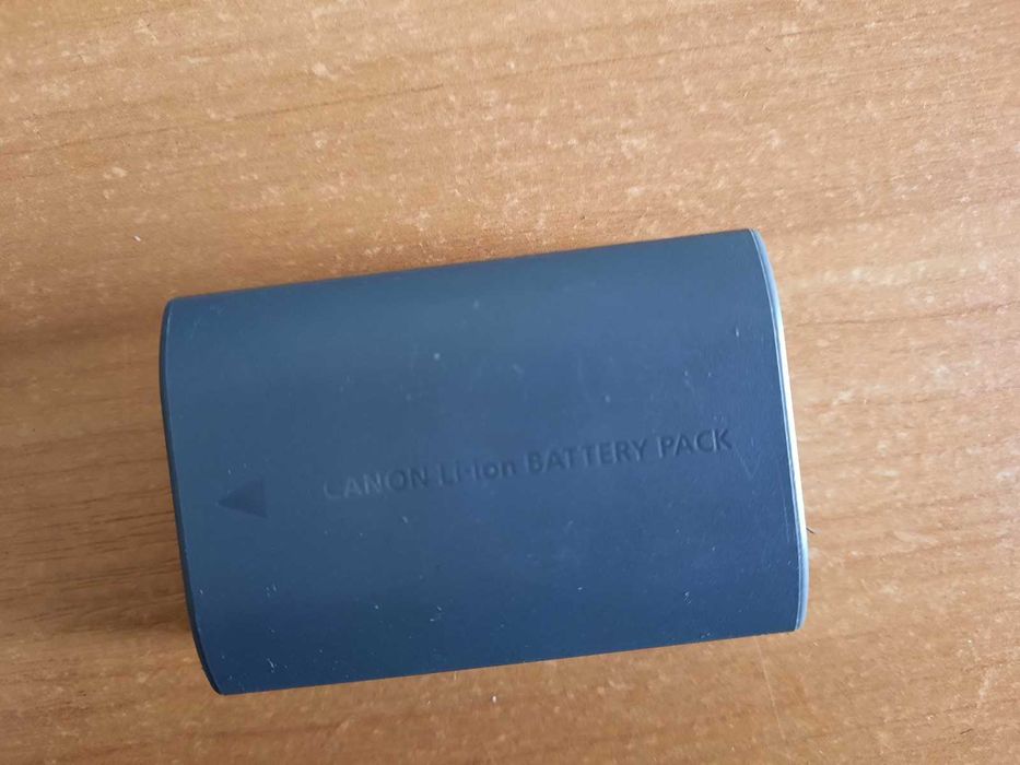 Зарядний пристрій, кабель живлення, акумулятор для фотоапарата Canon