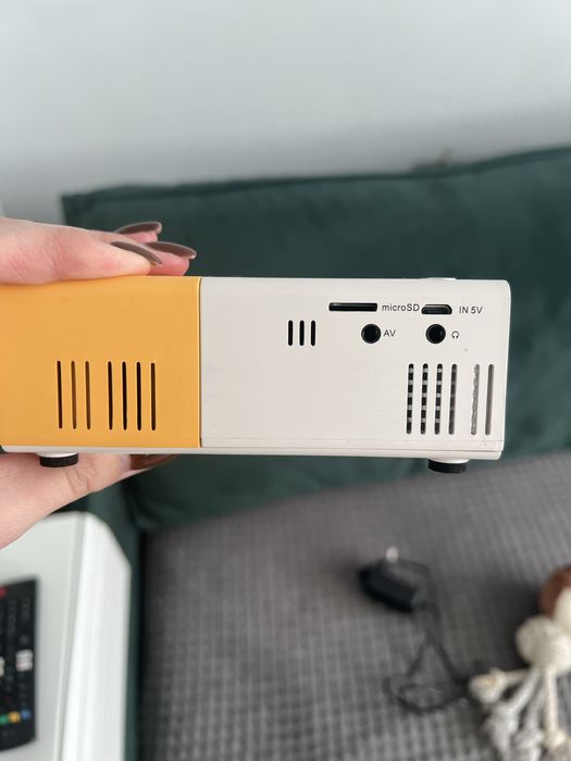 Maly projektor do ogladania przenośny telewizor