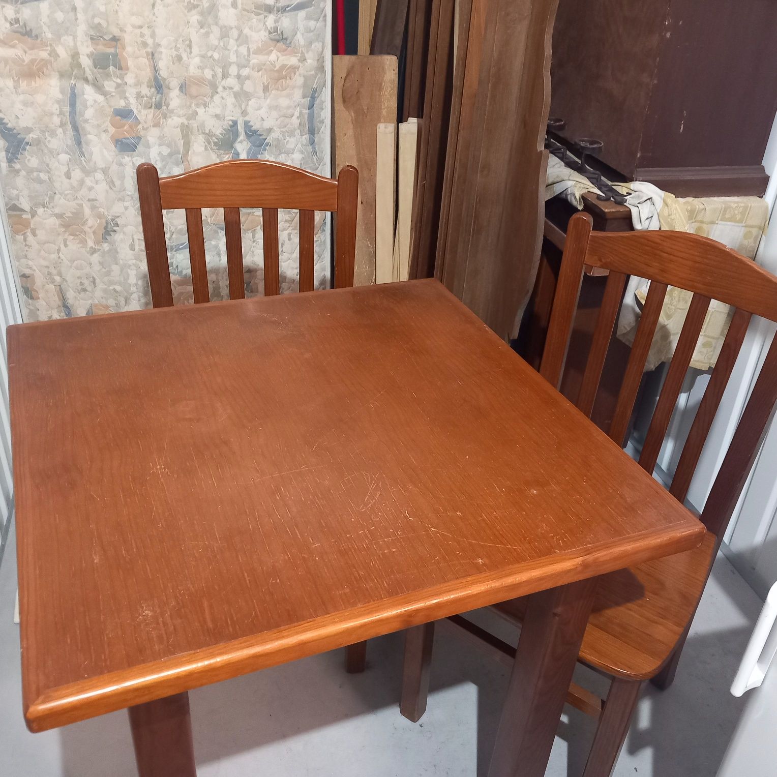 Conjunto de mesa e 2 cadeiras
