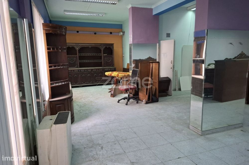 Loja na Rua Anta de Agualva com 140 m2