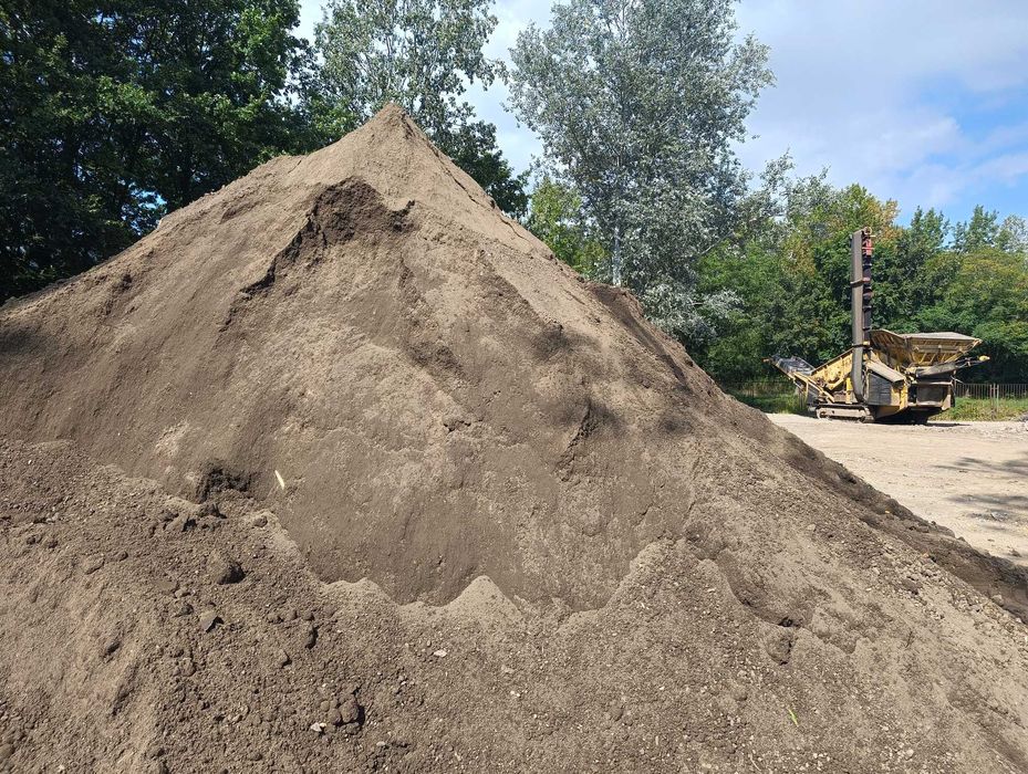Ziemia z przesiewacza, spulchniona pod trawnik. Własny transport