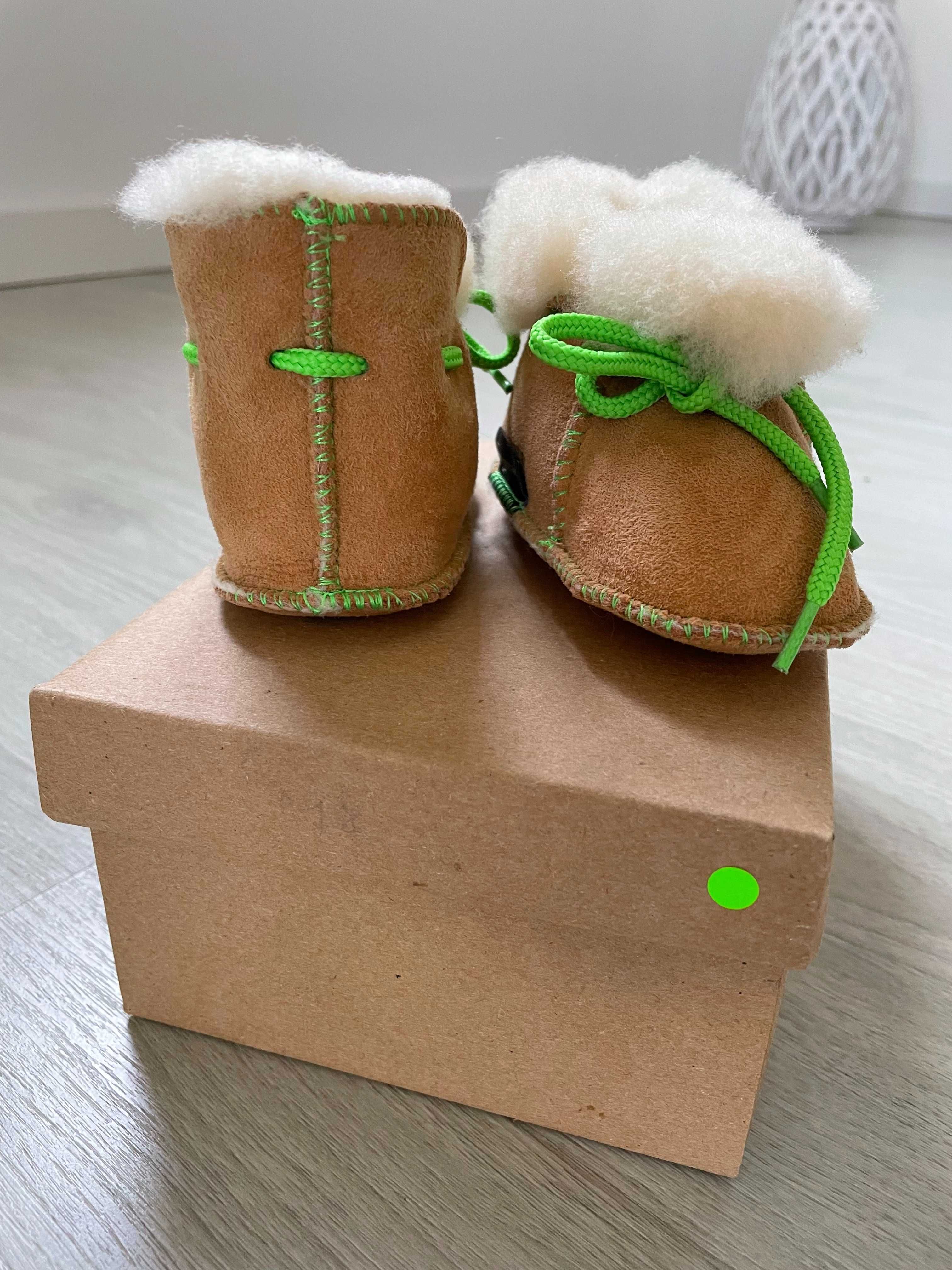 Pantufas em pele quentinhas para bebé