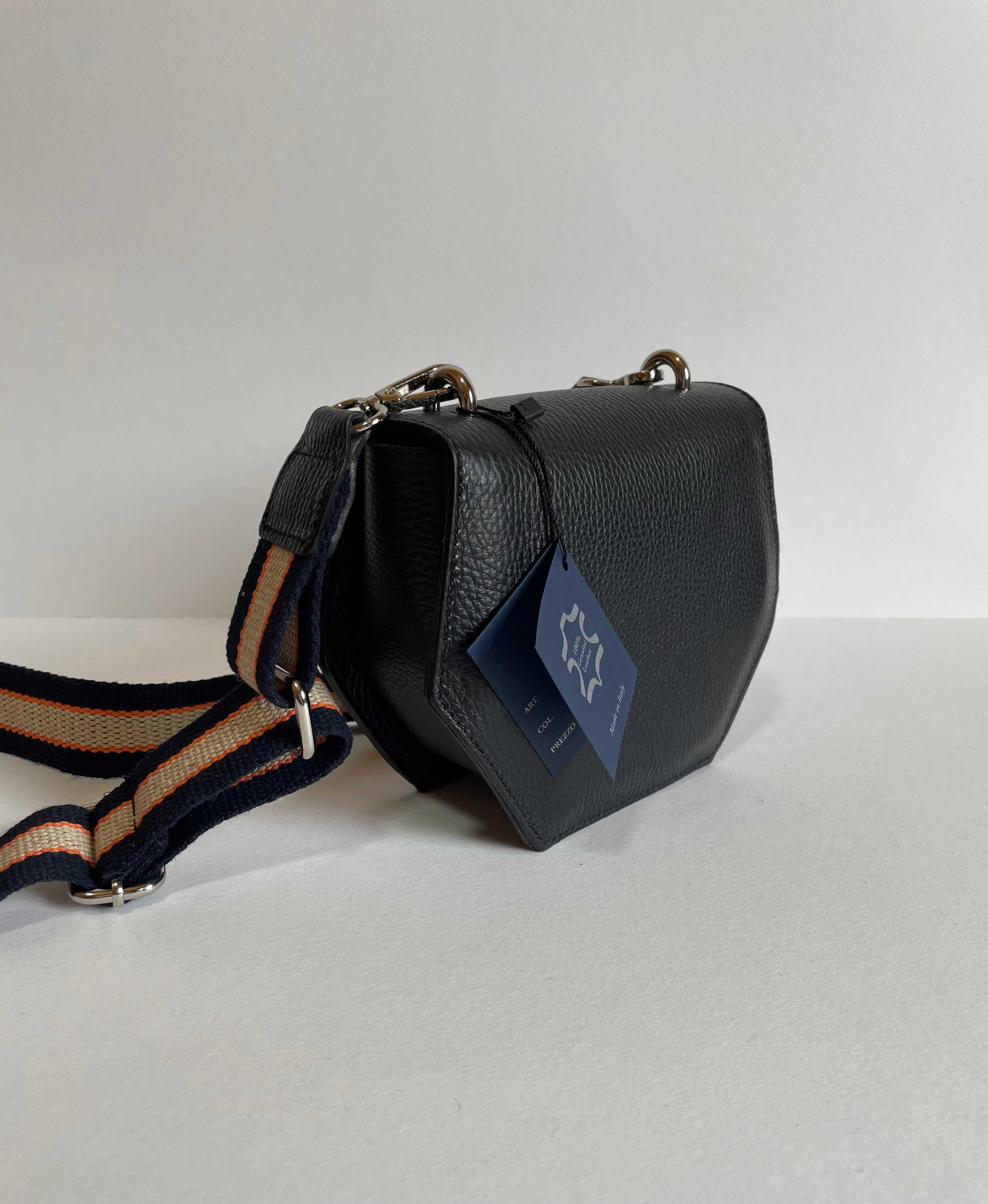 Маленька шкіряна сумочка з широким текстильним ременем