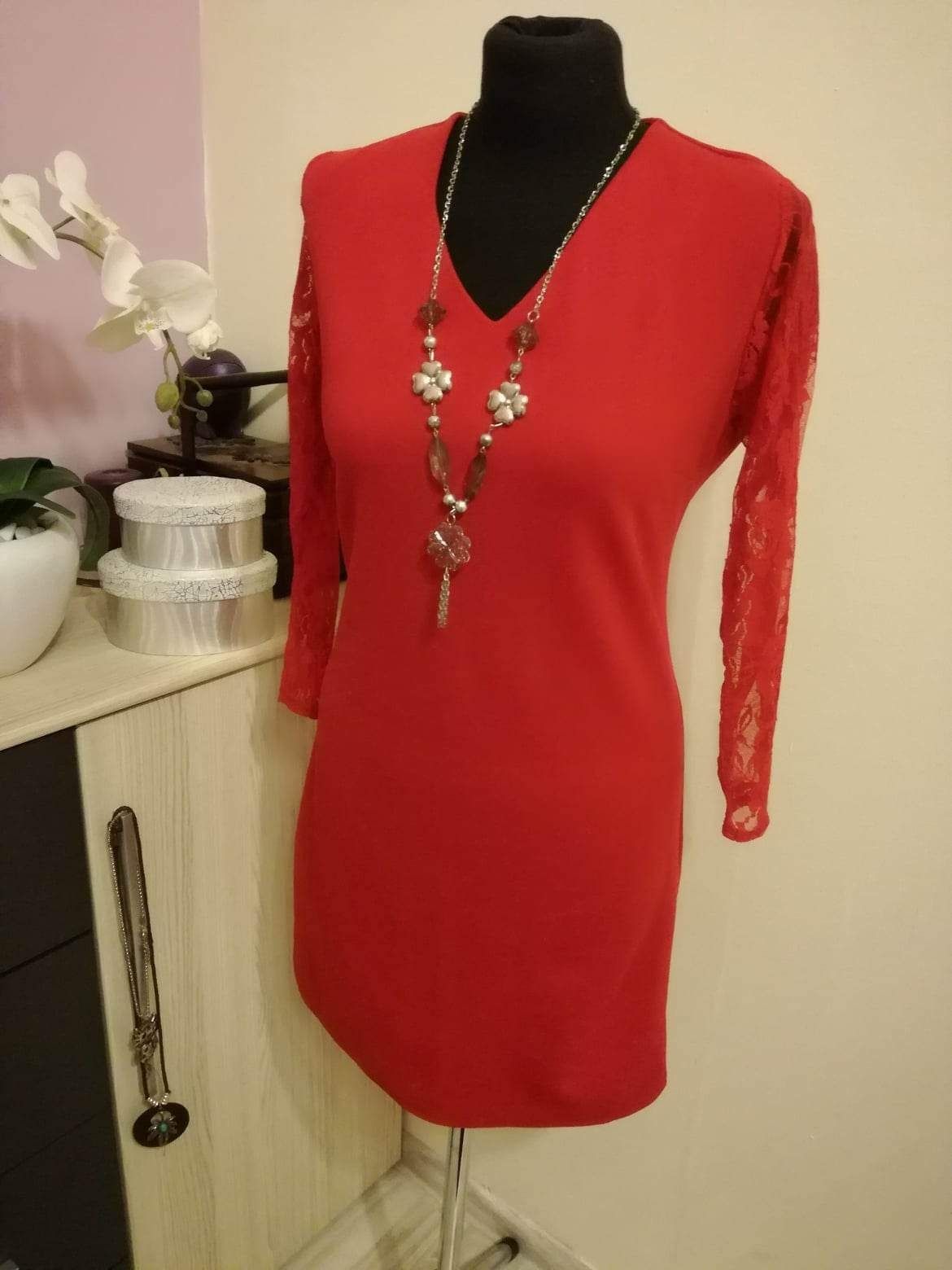 Czerwona sukienka z dekoltem na wiele okazji