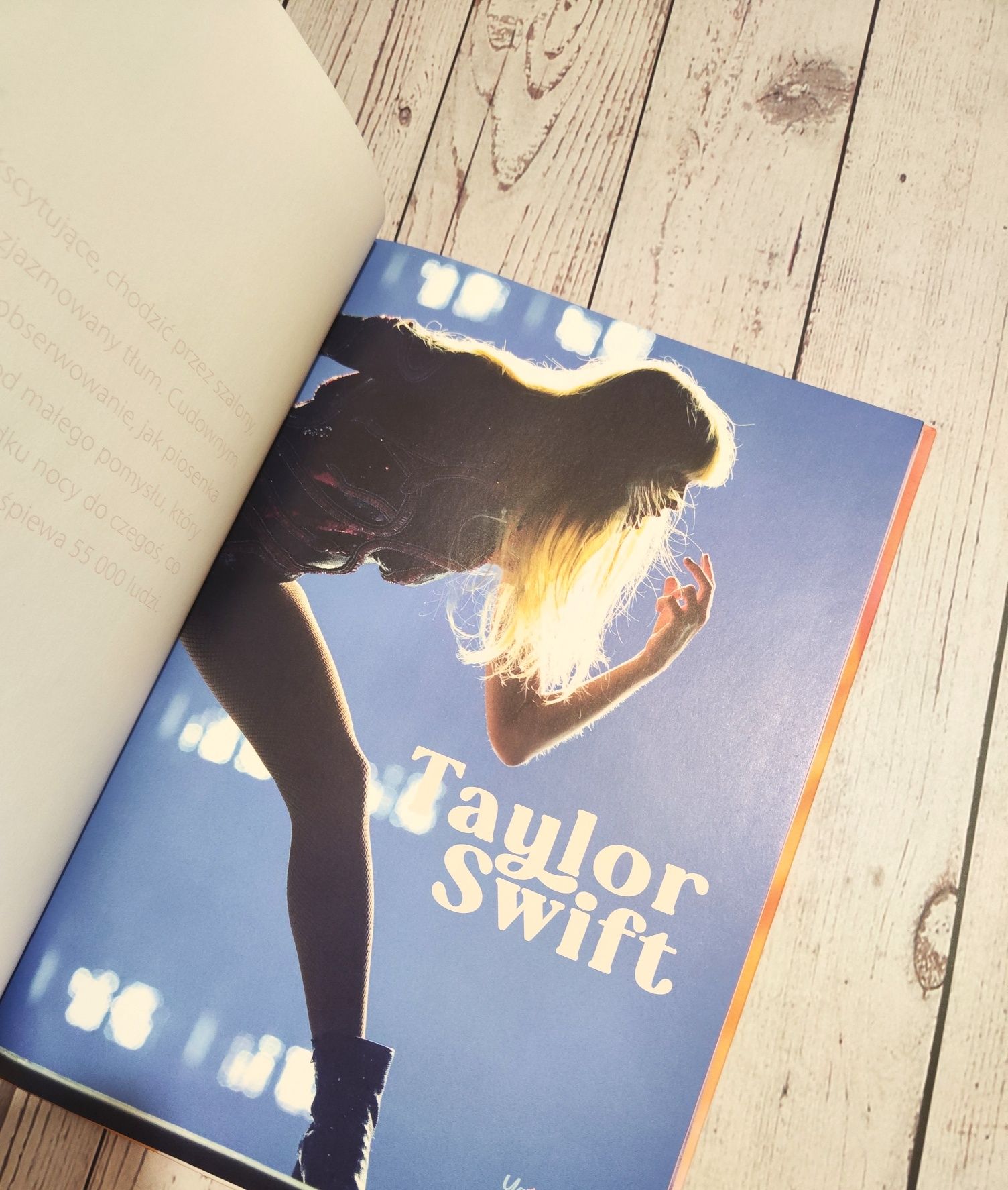Książka o Taylor Swift z dużym plakatem eras Tour