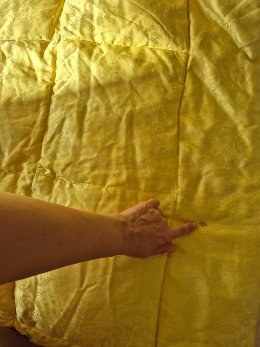 ekskluzywna kołdra puchowa z adamaszku róż ze złotożółtym 150x200cm