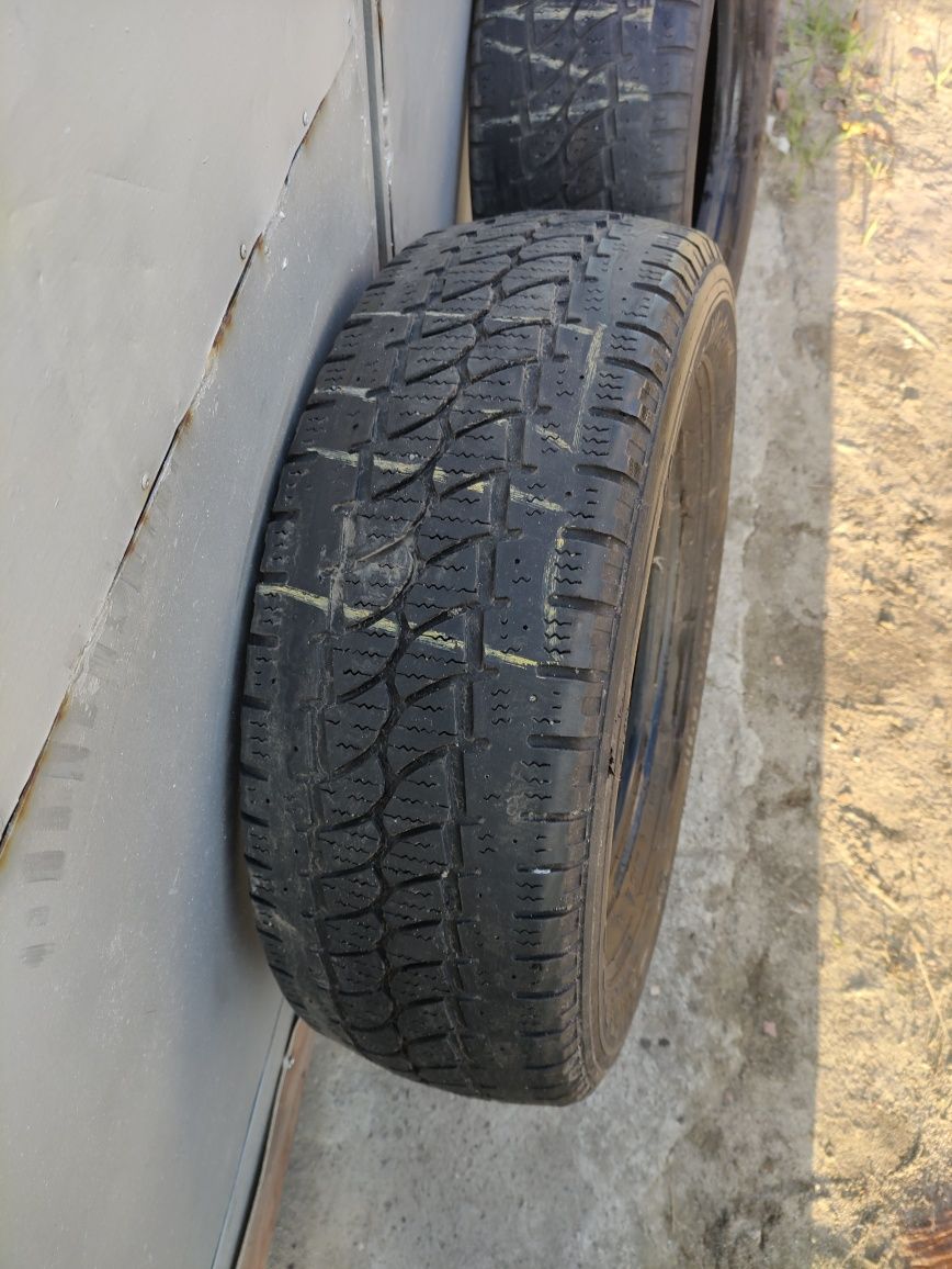 продам шины 235 65 R16C не дорого!