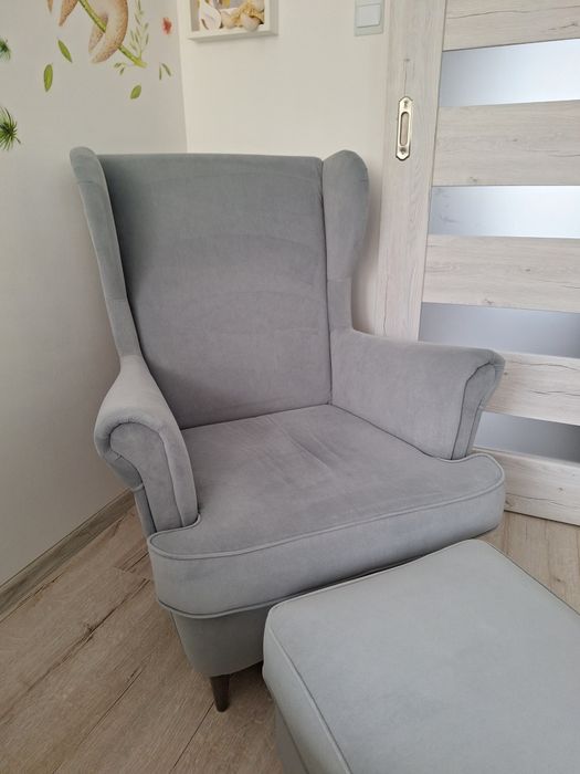 Fotel duży uszak z podnóżkiem pufa szary velvet