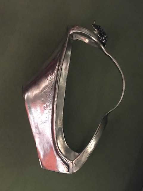 Elegante suporte de garrafa de vinho em estanho maciço