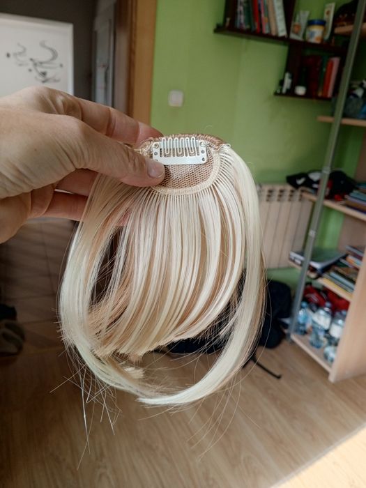 Grzywka blond z domieszką ciemniejszych włosów