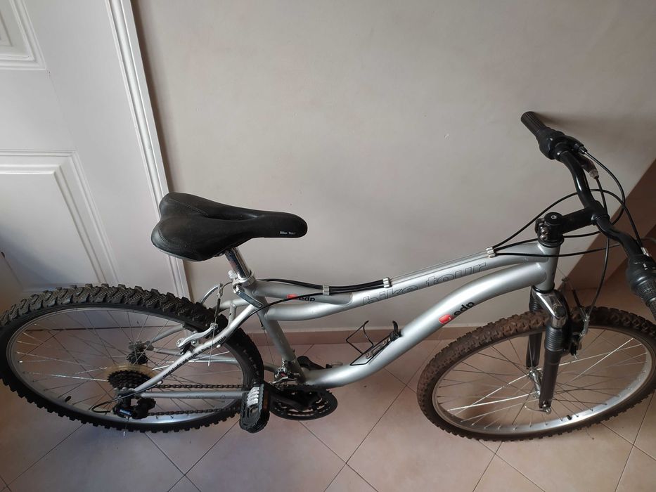 Bicicleta Bike Tour Cinzenta
