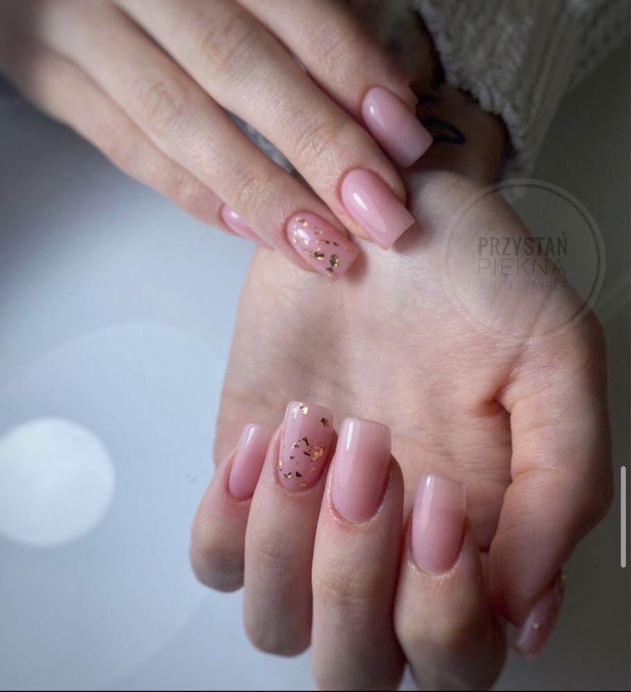 Manicure hybrydowe  przedłużanie paznokci paznokcie henna pudrowa