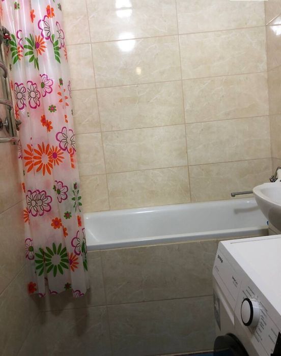 1к на Виставці поряд з парком