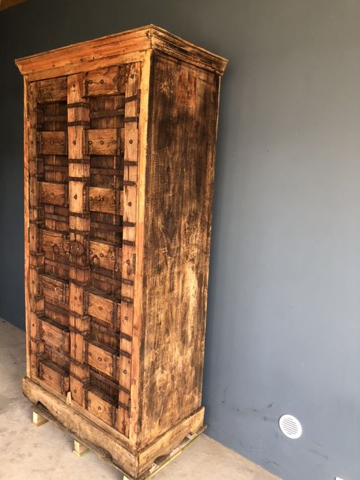 Zabytkowa stara zabytkowa recznie rzezbiona szafa