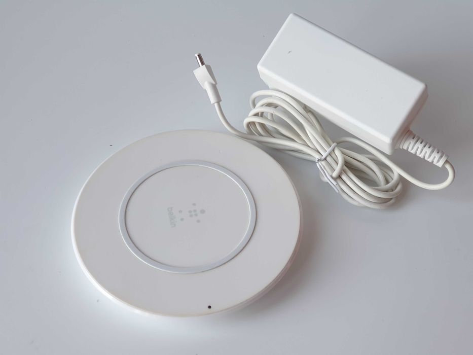 Беспровідна зарядка Belkin F7U027 + зарядне