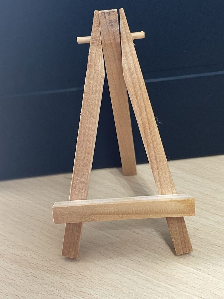 dwie mini sztalugi drewniane