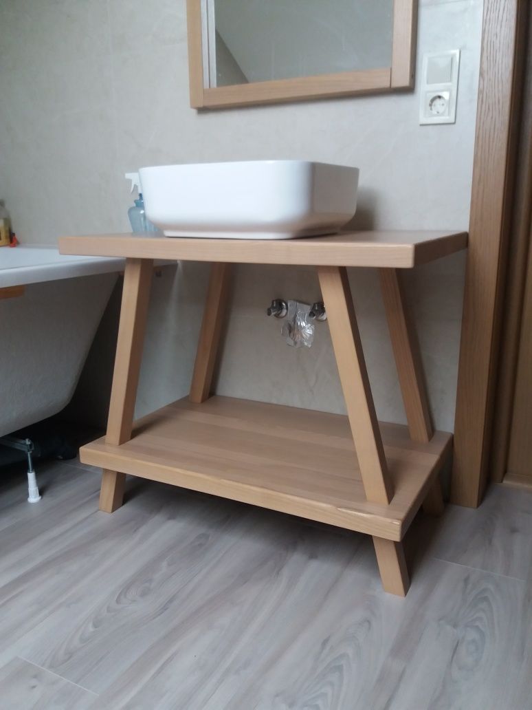 Умывальник из массива дерева.