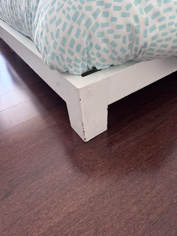Cama de casal e mesinhas de cabeceira